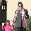 L'actrice Jennifer Garner et sa fille Seraphina sont allées chercher leur chocolat chaud chez Starbucks à Brentwood, le 29 janvier 2013
