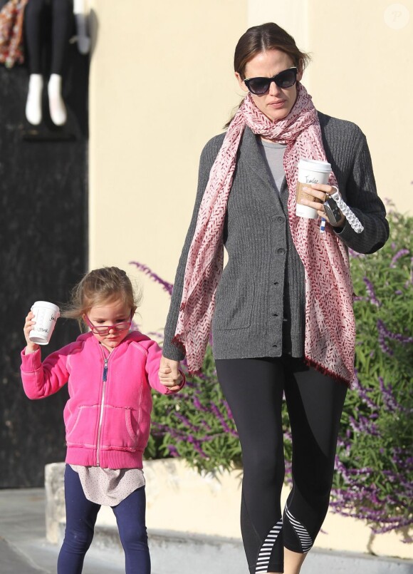 L'actrice Jennifer Garner et sa fille Seraphina sont allées chercher leur chocolat chaud chez Starbucks à Brentwood, le 29 janvier 2013