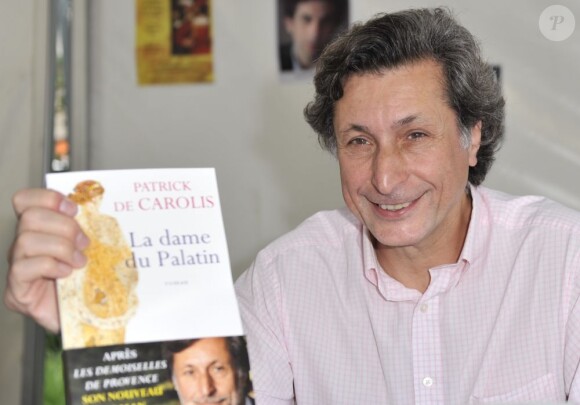 Patrick de Carolis signe son livre "La Dame du Palatin" au Salon du livre de Nice, le 17 juin 2011.