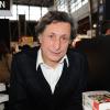 Patrick de Carolis signe son livre "La Dame du Palatin" au Salon du livre de PAris, le 20 mars 2011.