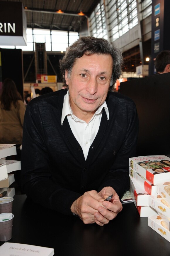 Patrick de Carolis signe son livre "La Dame du Palatin" au Salon du livre de PAris, le 20 mars 2011.