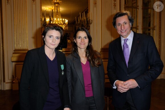 Caroline Fourest et Patrick de Carolis décorés par la ministre de la Culture, Aurélie Filippetti, à Paris, le 17 janvier 2013.