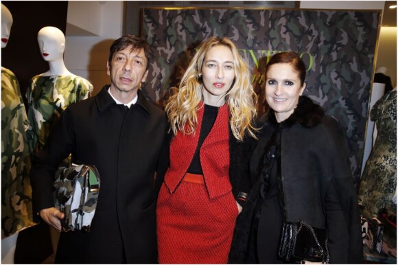 Exclusif - Maria Grazia Chiuri et Pier Paolo Piccioli, directeurs artistiques de Valentino, entourent Alexandra Golovanoff lors du cocktail de présentation de la collection Camouflage de la marque italienne au Montaigne Market. Paris, le 16 janvier 2013.