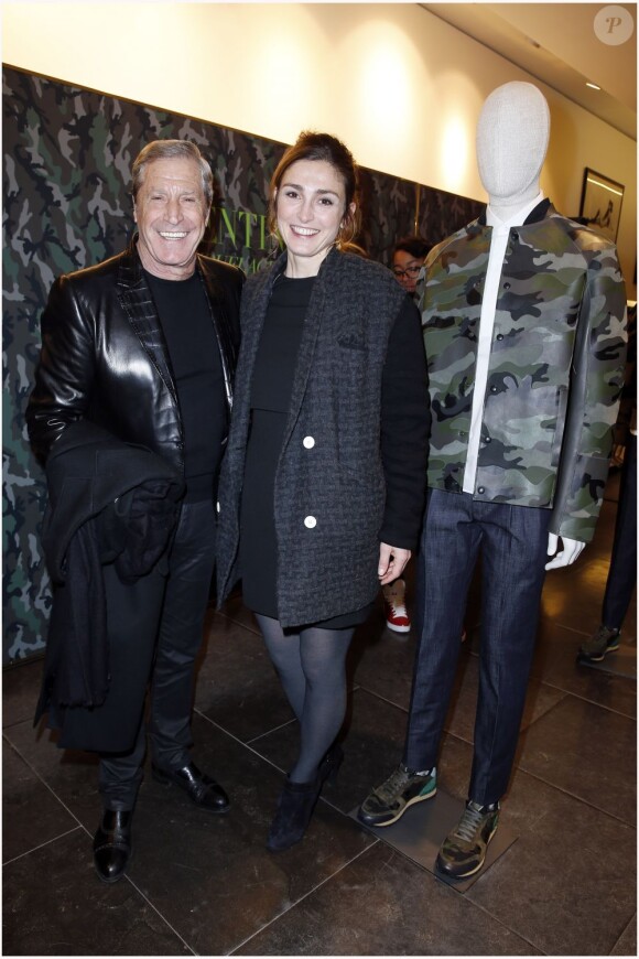 Exclusif -  Jean-Claude Darmon et Julie Gayet assistent au cocktail de présentation de la collection Camouflage de Valentino au Montaigne Market. Paris, le 16 janvier 2013.