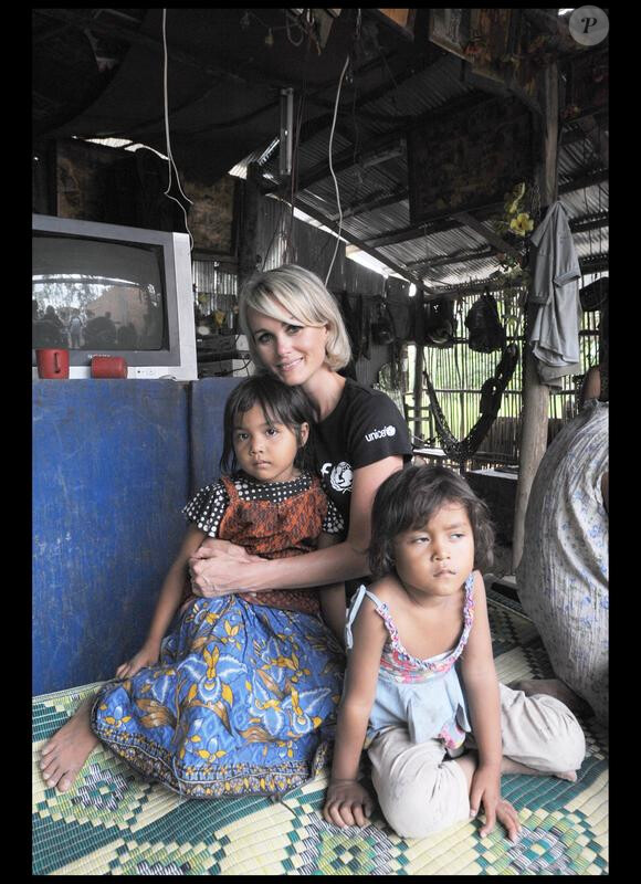 Laeticia Hallyday lors de son voyage au Cambodge pour l'Unicef le 1er octobre 2009