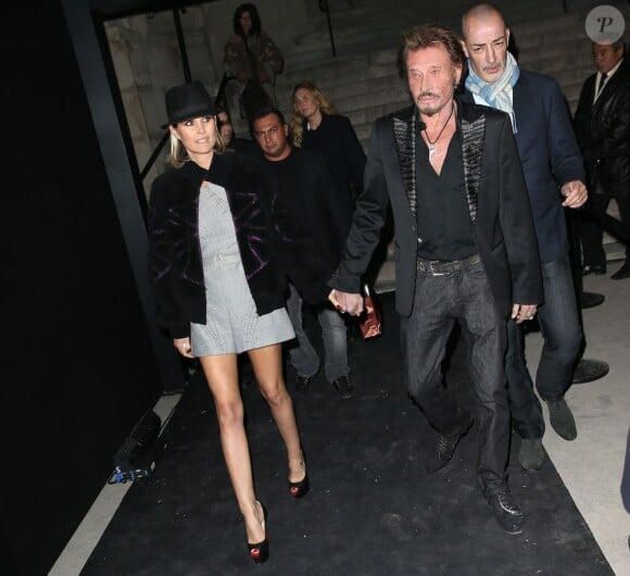 Johnny Hallyday et la belle Laeticia quittent la soirée Chanel pour l'exposition La Petite Veste Noire au Grand Palais, le 8 novembre 2012 à Paris.