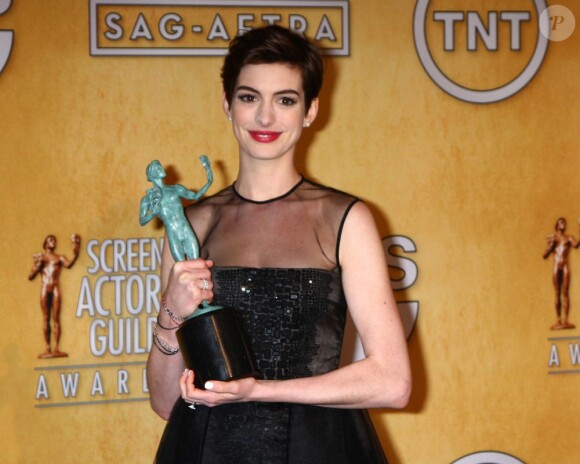 Anne Hathaway remporte le prix de la meilleure actrice dans un second rôle aux Screen Actor's Guild Awards, le 27 janvier 2013.