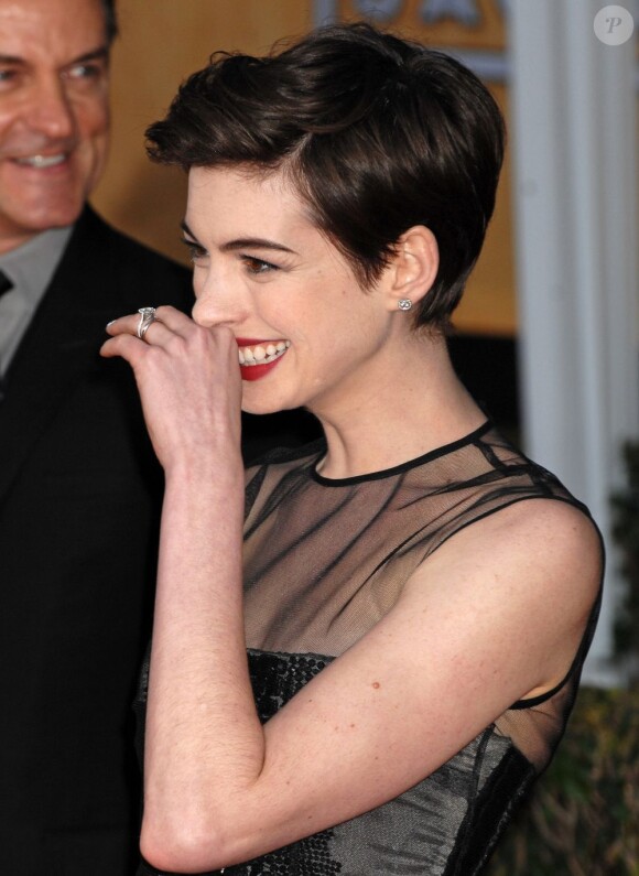 Anne Hathaway amusée lors des Annual Screen Actors Guild Awards, le 27 janvier 2013.