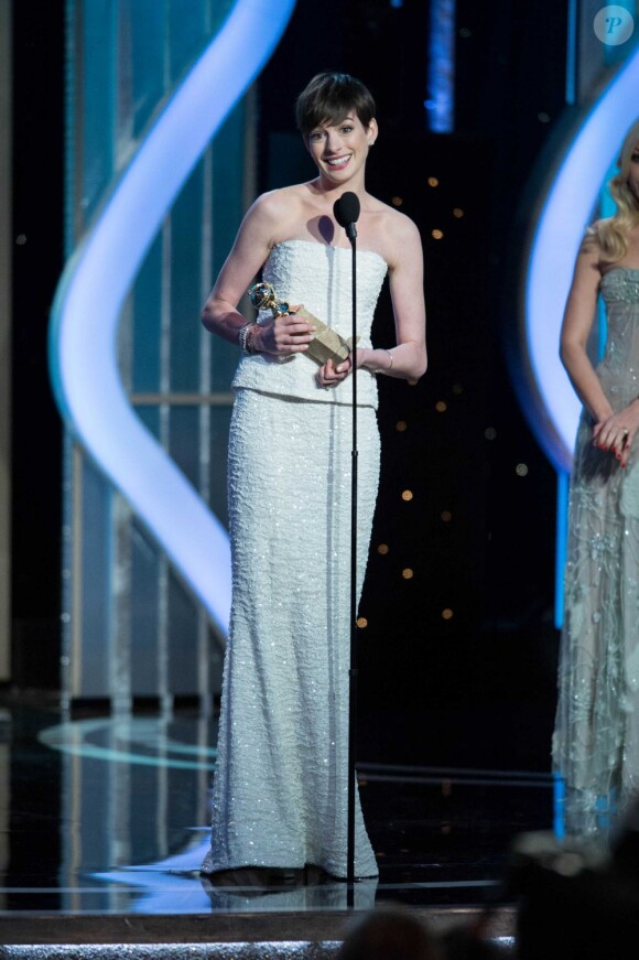Anne Hathaway reçoit le Golden Globe Award de la meilleure actrice dans un second rôle pour sa performance dans Les Misérables, le 13 janvier 2013.