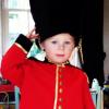 Coleen Rooney a posté sur son compte Twitter une photo de son fils Kai déguisé en garde royal, accompagné de la mention "Mon petit soldat"
