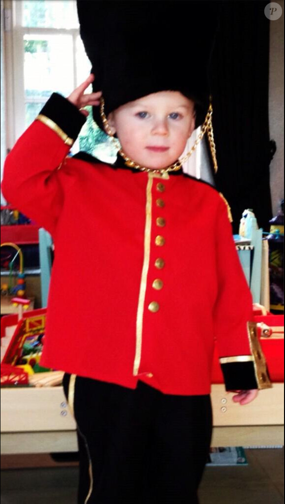 Coleen Rooney a posté sur son compte Twitter une photo de son fils Kai déguisé en garde royal, accompagné de la mention "Mon petit soldat"