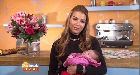 Jenny Thomson et sa petite Izabella lors de l'émission DayBreak, prostituée repentie qui avait provoqué le scandale lors de la révélation de sa relation avec Wayne Rooney alors que sa femme Coleen était enceinte en 2009