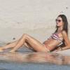 Exclusif - Alessandra Ambrosio ravissante en bikini, profite d'une pause sur la plage lors de son shooting à Saint-Barthélemy. Le 30 janvier 2013.