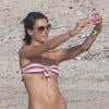 Exclusif - Alessandra Ambrosio profite d'une pause sur la plage lors de son shooting à Saint-Barthélemy. Le 30 janvier 2013.