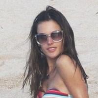 Alessandra Ambrosio : Sexy en bikini, le top model profite des joies de la plage