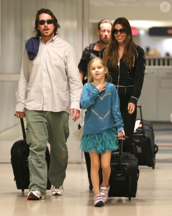 Christian Bale, sa femme Sandra Sibi Blazic et leur fille Emmeline, 7 ans, arrivent à l'aéroport de Los Angeles, le 31 janvier 2013.