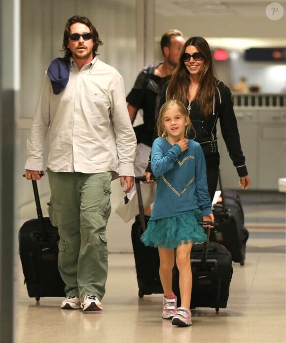 L'acteur Christian Bale, sa femme Sandra Sibi Blazic et leur fille Emmeline arrivent à l'aéroport de Los Angeles, le 31 janvier 2013.