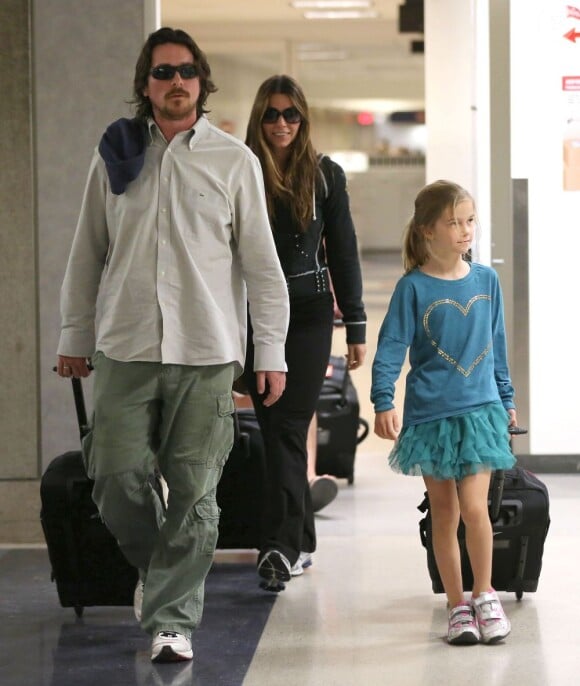 Christian Bale, son épouse Sandra Sibi Blazic et leur fille Emmeline arrivent à l'aéroport de Los Angeles, le 31 janvier 2013.