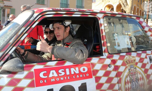 Pierre Casiraghi à Monaco le 31 janvier 2013, lors de sa participation avec son ami Jean-Thierry Besins au XVIe Rallye Monte-Carlo historique, au volant d'une Renault 5 Alpine aux couleurs de la principauté.