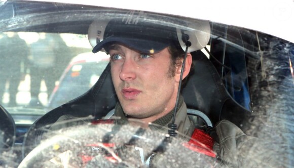 Pierre Casiraghi à Monaco le 31 janvier 2013, lors de sa participation avec son ami Jean-Thierry Besins au XVIe Rallye Monte-Carlo historique, au volant d'une Renault 5 Alpine aux couleurs de la principauté.