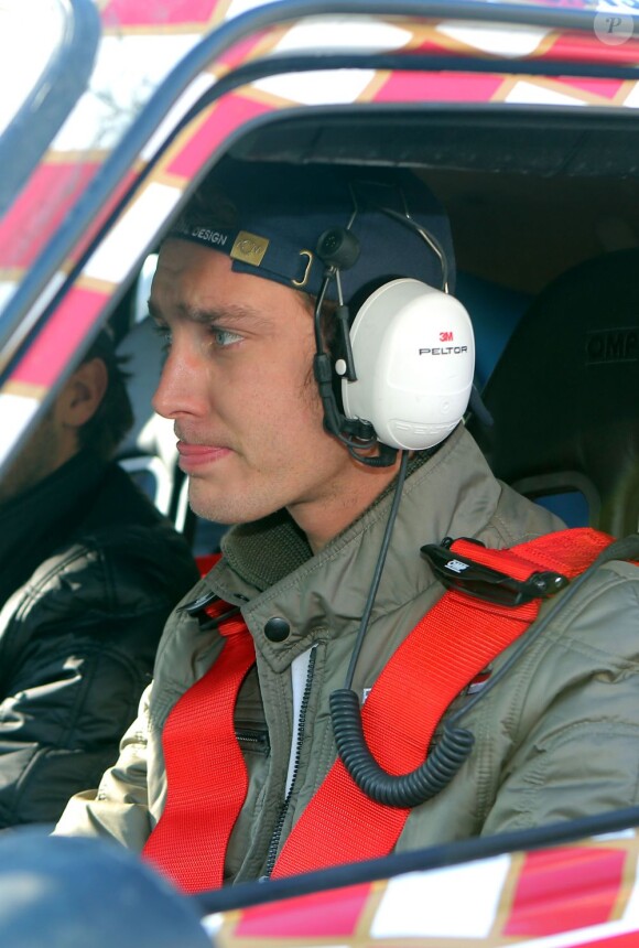 Pierre Casiraghi à Monaco le 31 janvier 2013, lors de sa participation avec son ami Jean-Thierry Besins au XVIe Rallye Monte-Carlo historique, au volant d'une Renault 5 Alpine aux couleurs de la principauté.