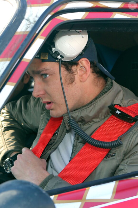 Pierre Casiraghi à Monaco le 31 janvier 2013, lors de sa participation avec son ami Jean-Thierry Besins au XVIe Rallye Monte-Carlo historique, au volant d'une Renault 5 Alpine aux couleurs de la principauté.