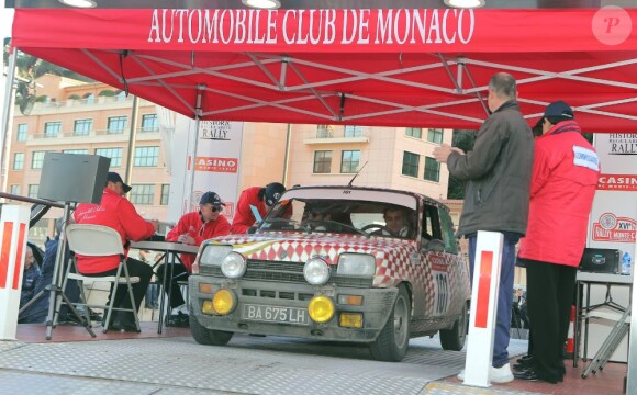 Pierre Casiraghi à Monaco le 31 janvier 2013, lors de sa participation avec son ami Jean-Thierry Besins au XVIe Rallye Monte-Carlo historique, au volant d'une Renault 5 Alpine aux couleurs de la principauté.