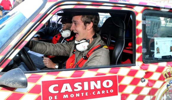 Pierre Casiraghi à Monaco le 31 janvier 2013, lors de sa participation avec son ami Jean-Thierry Besins au XVIe Rallye Monte-Carlo historique, au volant d'une Renault 5 Alpine aux couleurs de la principauté.