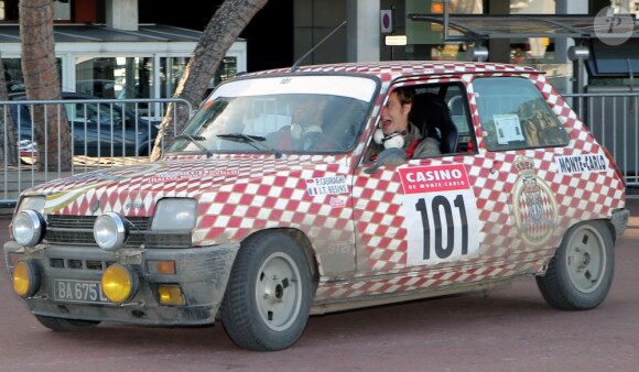 Pierre Casiraghi à Monaco le 31 janvier 2013, lors de sa participation avec son ami Jean-Thierry Besins au XVIe Rallye Monte-Carlo historique, au volant d'une Renault 5 Alpine aux couleurs de la principauté.