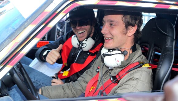 Pierre Casiraghi et Jean-Thierry Besins à Monaco le 31 janvier 2013, lors de sa participation au XVIe Rallye Monte-Carlo historique, au volant d'une Renault 5 Alpine aux couleurs de la principauté.