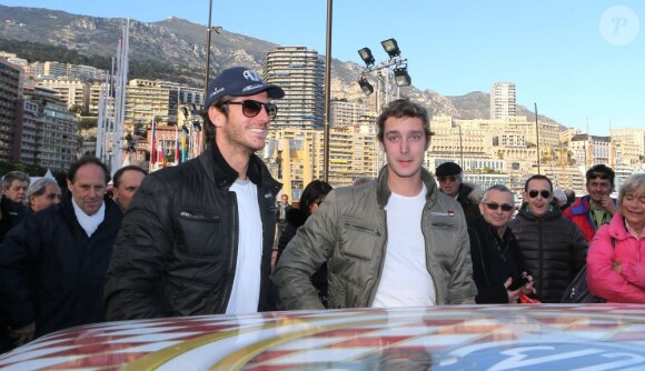 Pierre Casiraghi avec son ami d'enfance Jean-Thierry Besins à Monaco le 31 janvier 2013, lors de sa participation au XVIe Rallye Monte-Carlo historique, au volant d'une Renault 5 Alpine aux couleurs de la principauté.