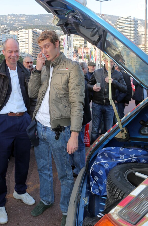 Pierre Casiraghi à Monaco le 31 janvier 2013, lors de sa participation avec son ami Jean-Thierry Besins au XVIe Rallye Monte-Carlo historique, au volant d'une Renault 5 Alpine aux couleurs de la principauté.