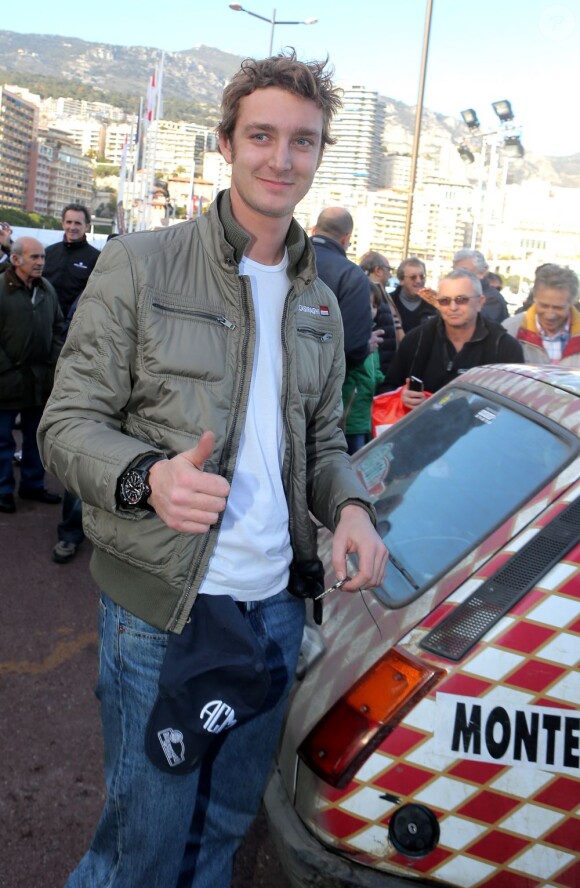 Pierre Casiraghi à Monaco le 31 janvier 2013, lors de sa participation avec son ami Jean-Thierry Besins au XVIe Rallye Monte-Carlo historique, au volant d'une Renault 5 Alpine aux couleurs de la principauté.