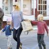 Naomi Watts et ses fils Alexander et Samuel à Brentwood, le 31 janvier 2013.