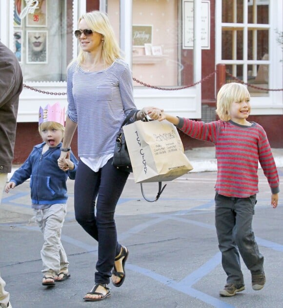 Naomi Watts et ses fils Alexander et Samuel à Brentwood, le 31 janvier 2013.
