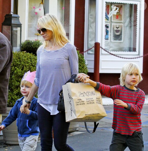 Naomi Watts dans les rues de Los Angeles avec ses fils Alexander et Samuel au, le 31 janvier 2013.