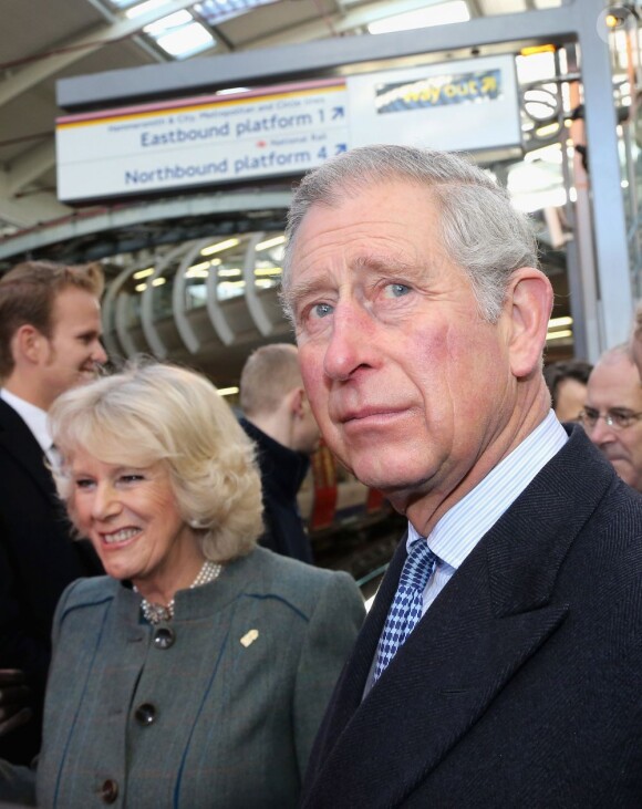 Le prince Charles et Camilla Parker Bowles en visite dans le métro de Londres le 30 janvier 2013, à l'occasion du 150e anniversaire du réseau en 2013. Le fils d'Elizabeth II y descendait pour la première fois en 27 ans !