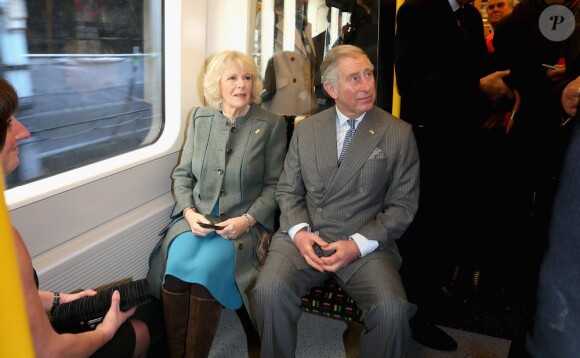 Le prince Charles et Camilla Parker Bowles en visite dans le métro de Londres le 30 janvier 2013, à l'occasion du 150e anniversaire du réseau en 2013. Le fils d'Elizabeth II y descendait pour la première fois en 27 ans !