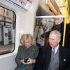 Le prince Charles et Camilla Parker Bowles en visite dans le métro de Londres le 30 janvier 2013, à l'occasion du 150e anniversaire du réseau en 2013. Le fils d'Elizabeth II y descendait pour la première fois en 27 ans !