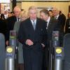 Le prince Charles, qui a dû se faire expliquer comment valider son titre de transport, et Camilla Parker Bowles en visite dans le métro de Londres le 30 janvier 2013, à l'occasion du 150e anniversaire du réseau en 2013. Le fils d'Elizabeth II y descendait pour la première fois en 27 ans !