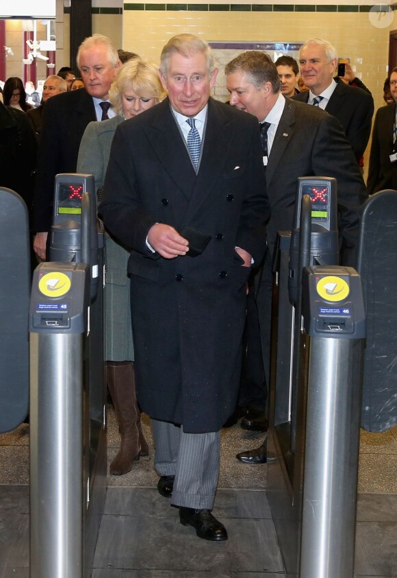 Le prince Charles, qui a dû se faire expliquer comment valider son titre de transport, et Camilla Parker Bowles en visite dans le métro de Londres le 30 janvier 2013, à l'occasion du 150e anniversaire du réseau en 2013. Le fils d'Elizabeth II y descendait pour la première fois en 27 ans !