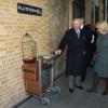 Le prince Charles et Camilla Parker Bowles devant un décor inspiré de la saga Harry Potter à Kings Cross Station dans le cadre de leur visite dans le métro de Londres le 30 janvier 2013, à l'occasion du 150e anniversaire du réseau en 2013.