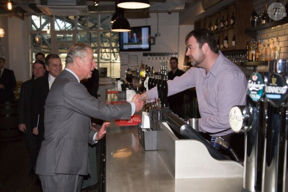 Le prince Charles et Camilla Parker Bowles en visite à la station de Kings Cross rénovée et son immense pub le 30 janvier 2013, dans le cadre de leur visite dans le métro de Londres, à l'occasion du 150e anniversaire du réseau en 2013.