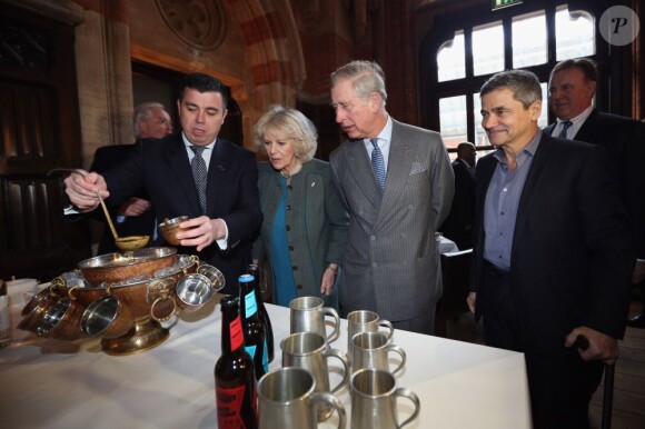 Le prince Charles et Camilla Parker Bowles à l'hôtel St Pancras Renaissance de Londres dans le cadre de leur visite dans le métro le 30 janvier 2013, à l'occasion du 150e anniversaire du réseau en 2013.