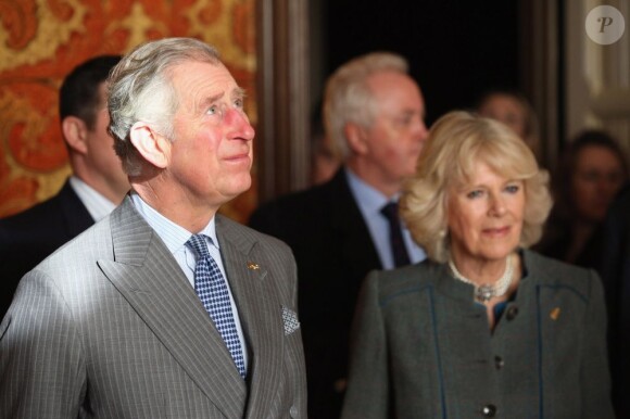 Le prince Charles et Camilla Parker Bowles à l'hôtel St Pancras Renaissance de Londres dans le cadre de leur visite dans le métro le 30 janvier 2013, à l'occasion du 150e anniversaire du réseau en 2013.