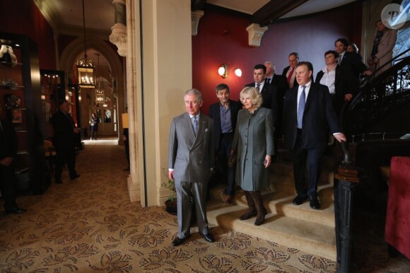 Le prince Charles et Camilla Parker Bowles à l'hôtel St Pancras Renaissance de Londres dans le cadre de leur visite dans le métro le 30 janvier 2013, à l'occasion du 150e anniversaire du réseau en 2013.