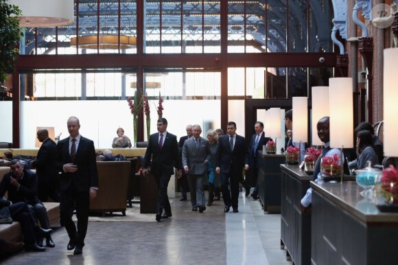 Le prince Charles et Camilla Parker Bowles à l'hôtel St Pancras Renaissance de Londres dans le cadre de leur visite dans le métro le 30 janvier 2013, à l'occasion du 150e anniversaire du réseau en 2013.