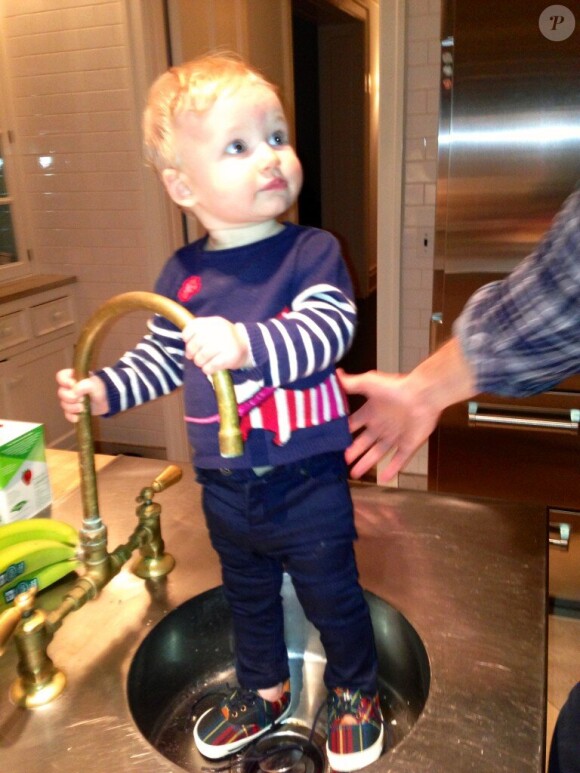 Maxwell, la petite fille de Jessica Simpson, prend la pose dans un évier pour fêter ses 9 mois, le 1er février 2013.