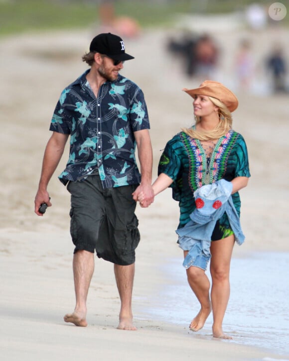 La jolie Jessica Simpson enceinte et son fiancé Eric Johnson se promènent main dans la main à Oahu, à Hawaii, le 26 décembre 2012.