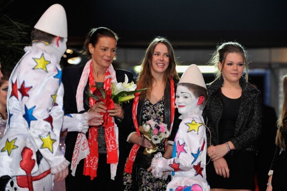 Pauline Ducruet, sa mère Stéphanie de Monaco et sa jeune soeur Camille Gottlieb étaient accueillies par les clowns blancs lors du Festival New Generation des arts du cirque à Monaco le 2 février 2013